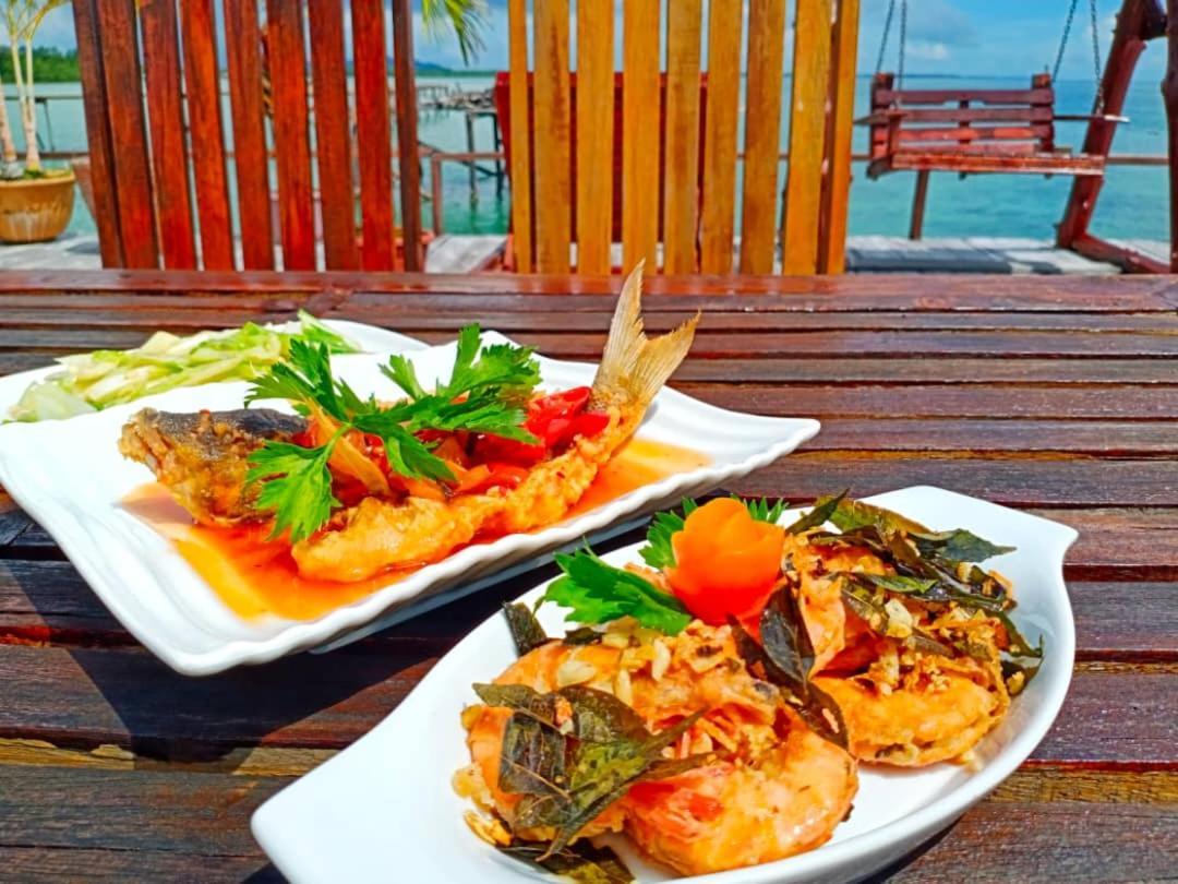 Parapat Water Village Resort Semporna Exterior photo