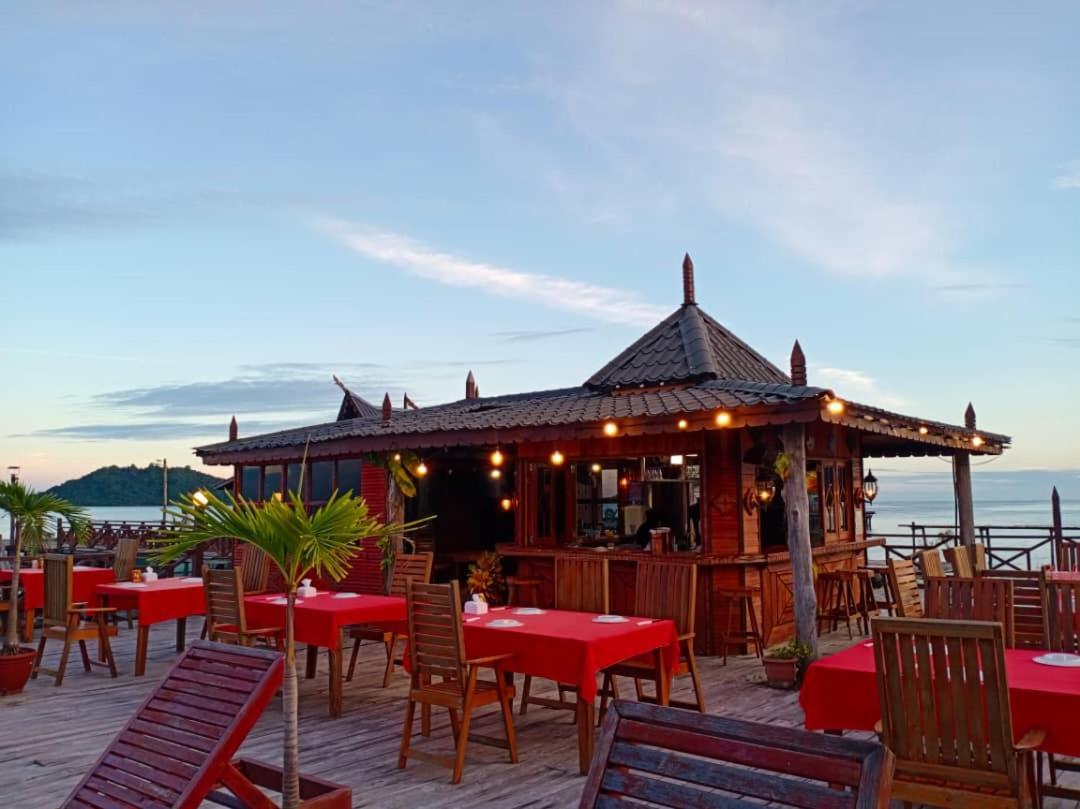 Parapat Water Village Resort Semporna Exterior photo