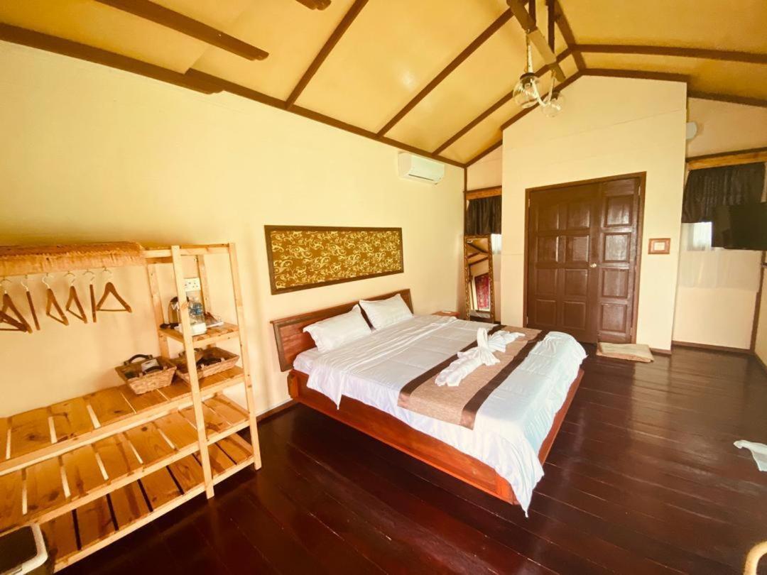Parapat Water Village Resort Semporna Exterior photo