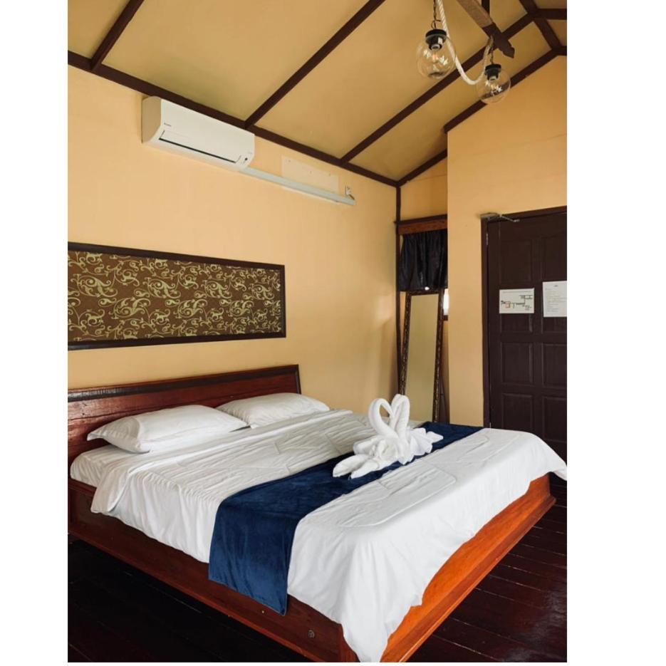Parapat Water Village Resort Semporna Exterior photo